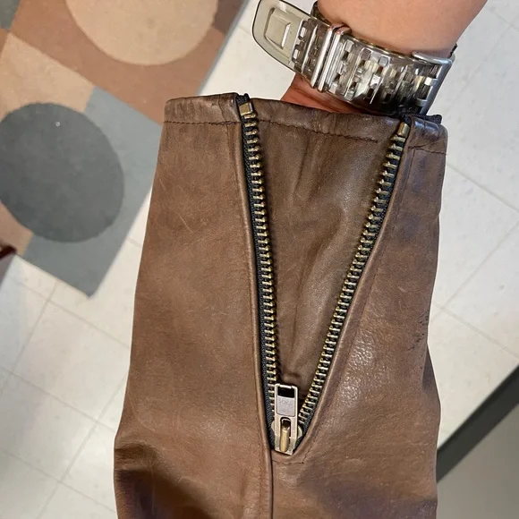 Men's Luxurious Brown Leather Jacket - Picture 4 of 10